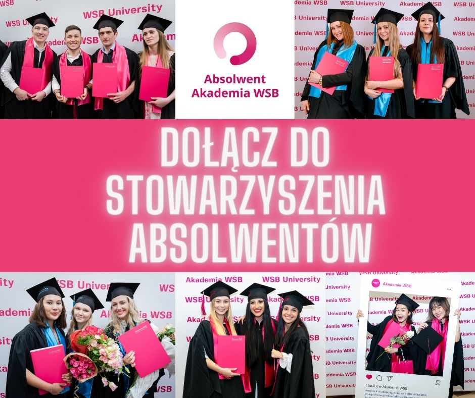 Grupa absolwentów Akademii WSB w strojach akademickich, trzymających dyplomy i uśmiechających się na tle logo uczelni.