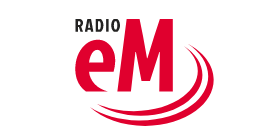 Logo radia eM w czerwonym i czarnym kolorze.