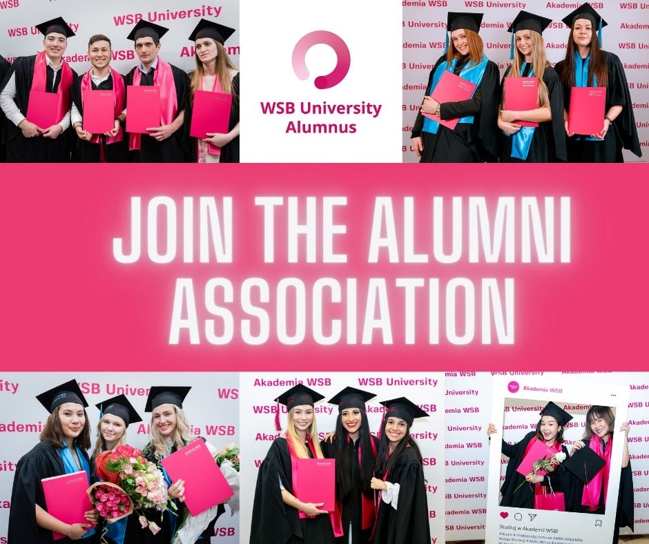 Studenci WSB Uniwersytet na ceremonii ukończenia, zbierający się na tle logo uczelni i zaproszenie do stowarzyszenia absolwentów.