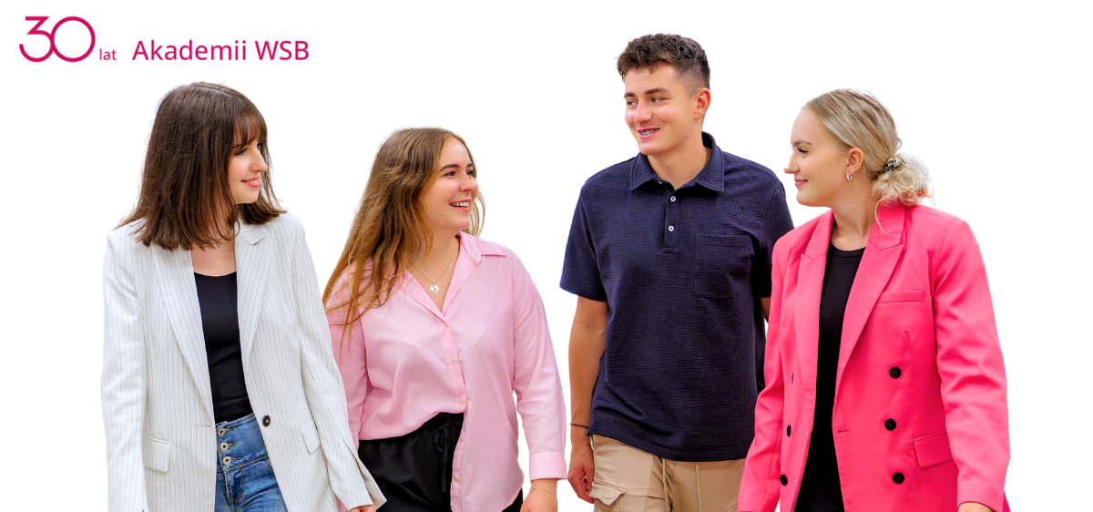 Czterech młodych ludzi ubranych w eleganckie stroje, uśmiechających się i rozmawiających.